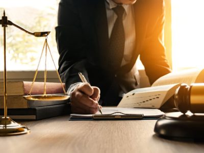 Consultanță juridică de bază – redactare acte, contracte, cereri simple şi contestații.