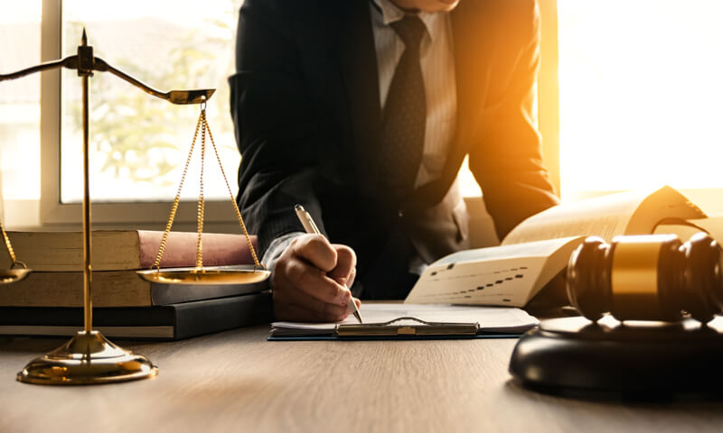 Consultanță juridică de bază – redactare acte, contracte, cereri simple şi contestații.
